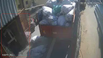 Atölyede yük asansörü birinci kattan düştü, o anlar kamerada
