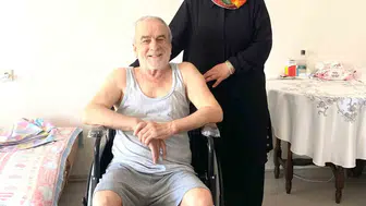 Mahallesinde kimse yardımsız kalmasın diye gece gündüz çalışıyor