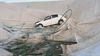 Mersin'de sabah saatlerinde dehşet: Kontrolden çıkan otomobil seraya uçtu