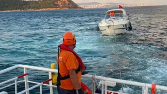 Kınalıada açıklarında sürüklenen tekne son anda kurtarıldı