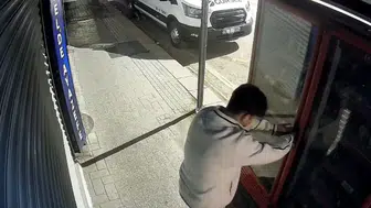 Eskişehir’de market önündeki dolabı soymaya çalıştılar