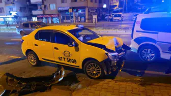 Ereğli trafiğinde taksi hurdaya döndü