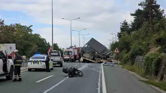 Kirkilli'de katot yüklü tır dehşet saçtı Motosikletli ve sürücü can verdi
