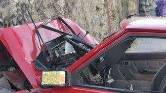 Ataşehir'de sürücü direksiyon hakimiyetini kaybetti; duvara çarpan otomobilde 3 yaralı