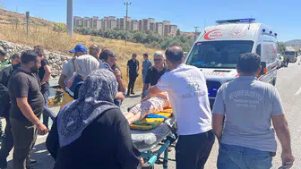 Traktörle çekici çarpıştı, römorktaki 4 çocuk da yaralandı