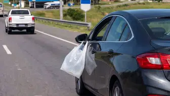 Trafikte aynaya asılan poşetlerin şaşırtan sırrı: Sessiz işaret dili