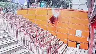 Isparta’da duvar üzerinde uyuyan kişi merdivenlere çakıldı
