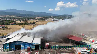 Bolu'da geri dönüşüm tesisi alevlere teslim oldu, ekipler 1 saatte söndürdü