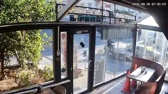 Ümraniye'de sabah trafiğinde korkutan kaza: Çarpışma anı saniye saniye kaydedildi