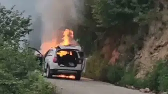 Giresun yolunda seyir halindeki otomobil bir anda alev topuna döndü