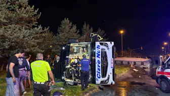 Kayseri'de otobüs yakıt tankerine çarptı, çok sayıda yaralı var