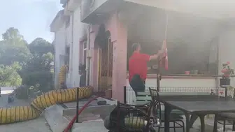 Kartepe’de yanan evden geriye kalan tek şey bayrak oldu