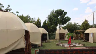 Denizli’de bir adam atlı göçebe kültürünü evinin bahçesinde yaşatıyor