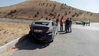 Ortalık savaş alanına döndü: İki otomobil çarpıştı, 8 kişi hastanelik oldu