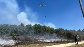 Eflani’de anız ateşi ormana sıçradı, helikopter havadan müdahale etti