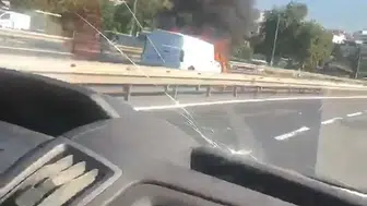 Kennedy Caddesi'nde yanan araç trafiği kilitledi