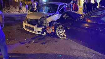 İnegöl’de gece yarısı kaza İki sürücü hastanelik oldu