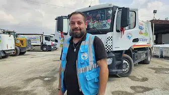 Hatay'da bir belediye şoförü Çöp kamyonuyla çocuklara umut taşıyor