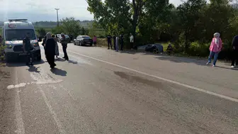 Niksar yolunda sürücü direksiyonu kaybedince araç ağaçlığa uçtu