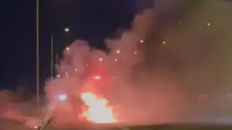 Otoyolda otomobil alev aldı, sürücü son anda durdu