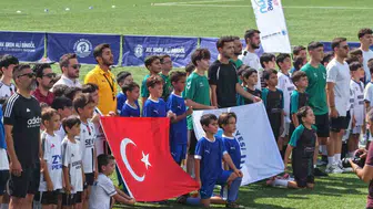 Tuzla'da zaferin coşkusu yeşil sahalara taşındı: Minik kramponlar kupaya uzandı