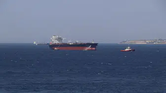 Boğaz’da dümeni kilitlenen dev tanker demir sahasına çekildi