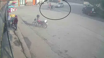 Hatay Payas’ta motosiklet kazası kameraya yansıdı