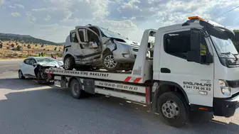 Emirdağ kavşağında iki otomobil çarpıştı