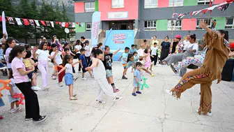 Mersin’de çocuklar köy meydanında şenlikle buluştu