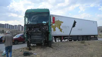 Kırıkkale'de zincirleme kaza Otobüs TIR'a, sonra kamyonete çarptı