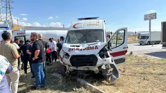 Kemallı Kavşağı'nda ambulans ile cip çarpıştı, 5 kişi yaralandı