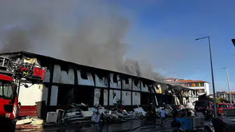 Malatya’da şantiye yangını 180 konteyneri küle çevirdi