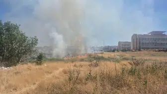 Okul ve sağlık ocağı arasında yangın paniği, itfaiye büyümeden söndürdü