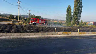 Manisa Denizli yolunda korkutan ot yangını büyümeden önlendi