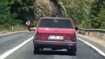 Tofaş'ın camından ayak sarkıtıp gitti, o anlar kamerada