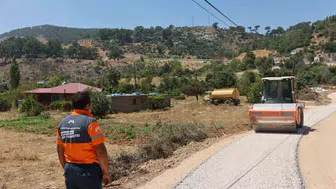 Silifke’de çiftçinin tarlaya giden yolu yenilendi