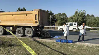Motosiklet kırmızı ışıkta duran kamyona çarptı, sürücü can verdi