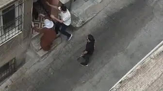 Beyoğlu’nda berber kavgası eve taşlı sopalı baskınla bitti