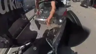 Kask kamerası kazayı saniye saniye kaydetti, motosikletli metrelerce uçtu
