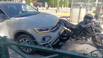 Tramvay Durağında Yayaya Yol Verdi, Arkadan Çarptılar