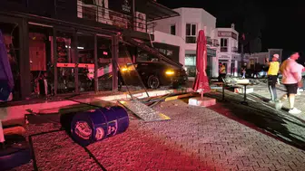 Bodrum’da sabah vakti dükkana giren lüks araç ortalığı birbirine kattı