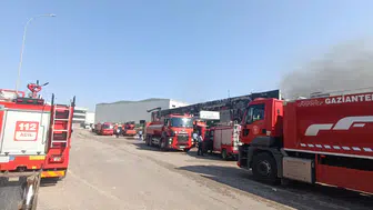 Elyaf fabrikasında gece yarısı yangın, 2 işçi dumandan etkilendi