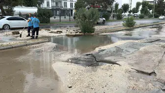 Adıyaman’da su borusu patladı yol çöktü