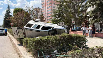 Eskişehir’de direksiyon hakimiyetini kaybeden sürücü kaza yaptı