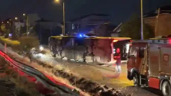 Otobüs yan yola savruldu, motosikletli yardıma koştu