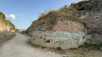 İznik’in tarihi surları sprey boyalarla hedef tahtası oldu
