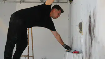 Hatay sokaklarında gündüz elektrikçi gece müzisyen