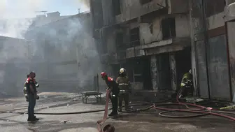 Buca’da üç katlı sünger deposu alevlere teslim oldu