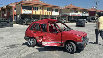 Burdur'da kamyonetle çarpışan otomobil kağıt gibi ezildi