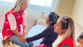 Karslı gönüllüler yaşlıların kapısını çalarak hayatlarını kolaylaştırıyor